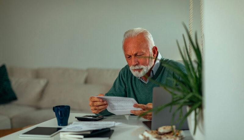 Pensionato che verifica il rinnovo della cessione del quinto e le nuove procedure INPS 2026
