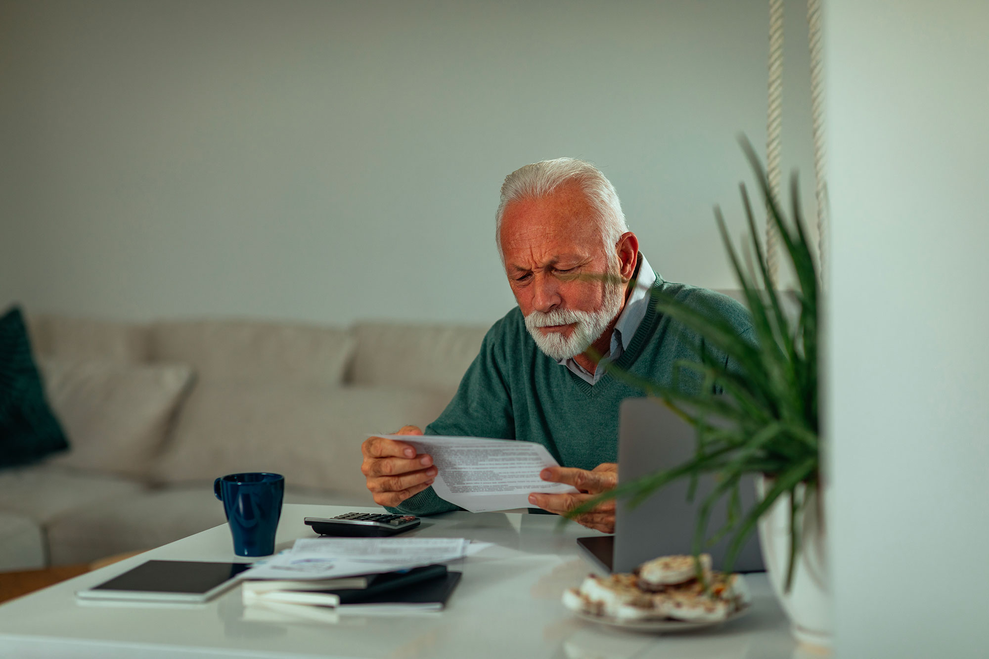 Pensionato che verifica il rinnovo della cessione del quinto e le nuove procedure INPS 2026